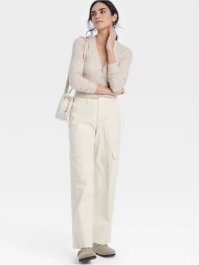 Wide-Leg Cargo Pants in Cream